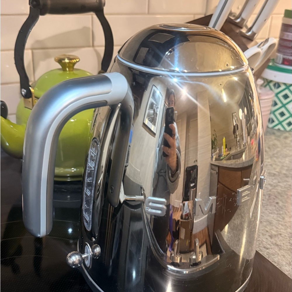 SMEG White Electric Kettle - Picture 2 of 4